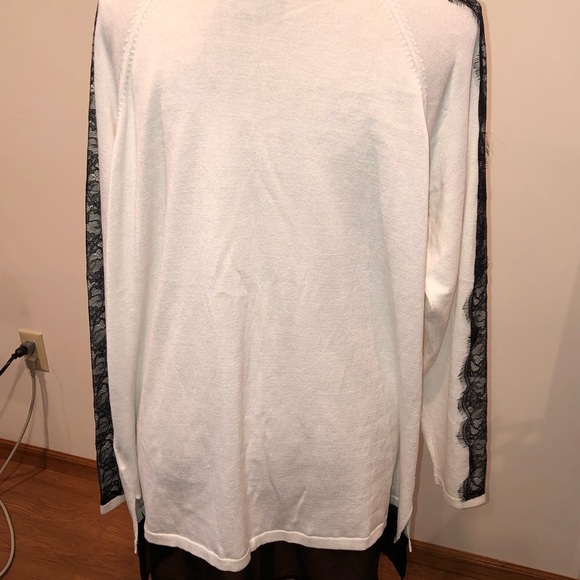 ⛲️ Soft & Lacy Liz Claiborne Top ⛲️ - Picture 4 of 8